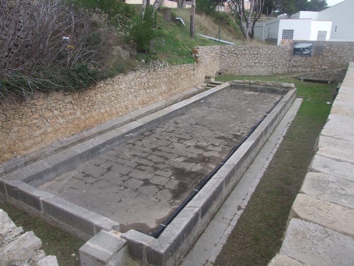 L'antic safareig d'aigua de l'Escala, situat a tocar el Museu de l'Anxova i la Sal i el pilar.