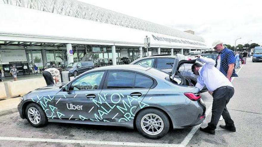 La empresa Uber dando servicio en el aeropuerto en junio.  | MANU MIELNIEZUK