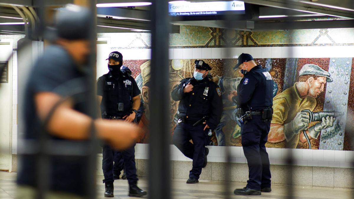 Policías controlan el metro de Nueva York un día después del tiroteo.