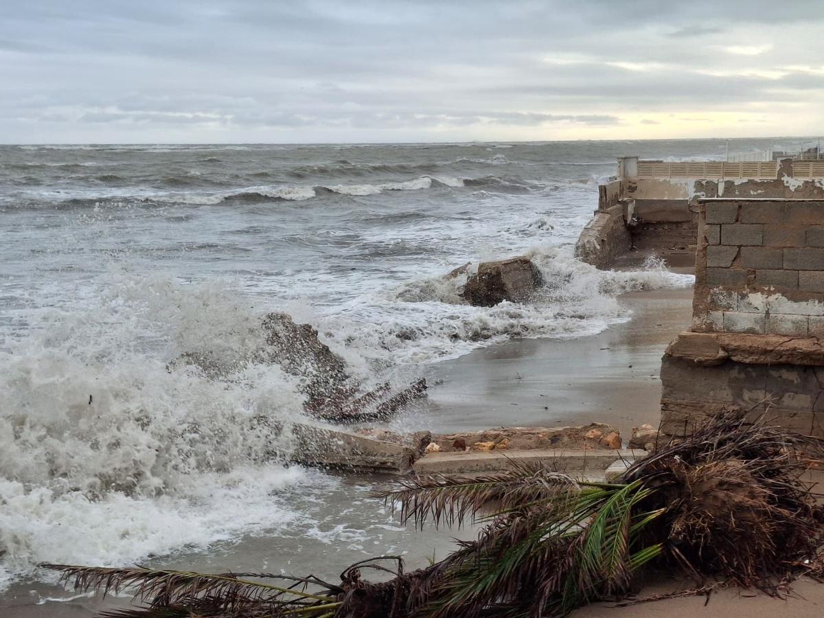 El estropicio del temporal Harry en las playas de Dénia y Xàbia (imágenes)