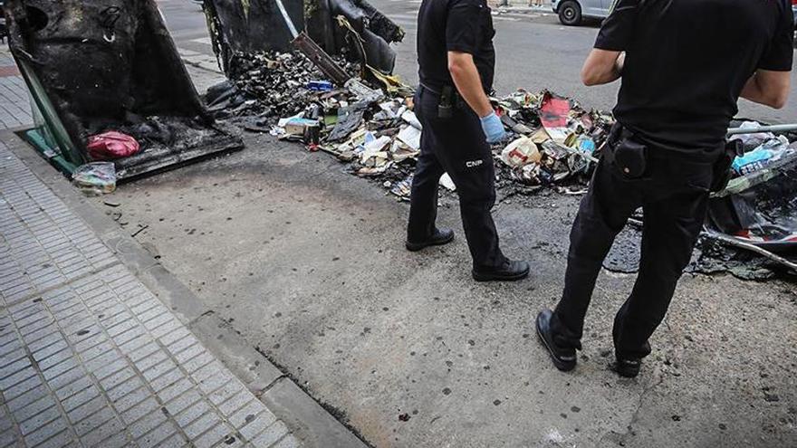 Dos menores identificados por quemar contenedores en Badajoz