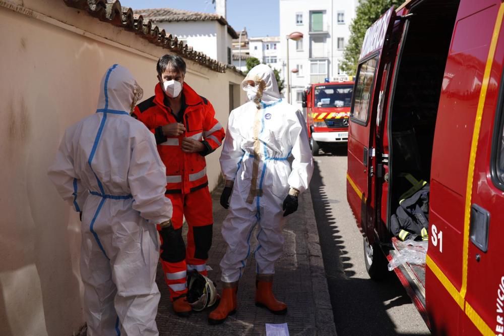 Aparatosa preparación para una rápida intervención de los bomberos ante la caída de una señora en su casa de Los Bloques