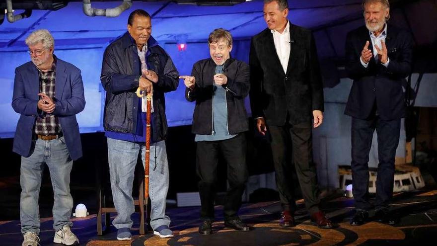 George Lucas, Billy Dee Williams, Mark Hamill, Bob Iger y Harrison Ford, en la inauguración del espacio &quot;Star Wars: Galaxy&#039;s Edge&quot; en Disneyland Park en Anaheim, (California). // Efe