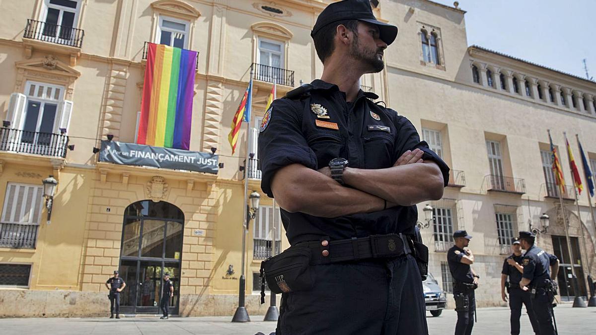 Un policía custodia la Diputación de València el 27 de junio de 2018, cuando estalló el caso Alquería. | F. BUSTAMANTE