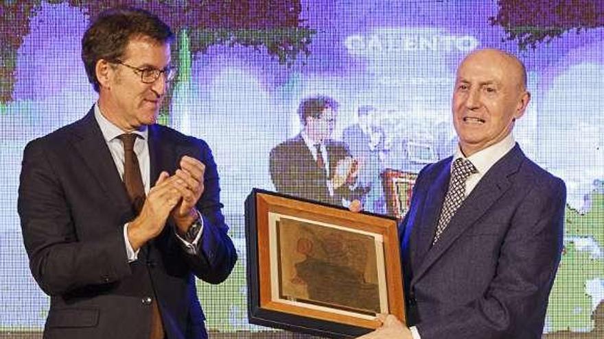 Gómez Franqueira recibe el premio de manos de Feijóo. // FdV