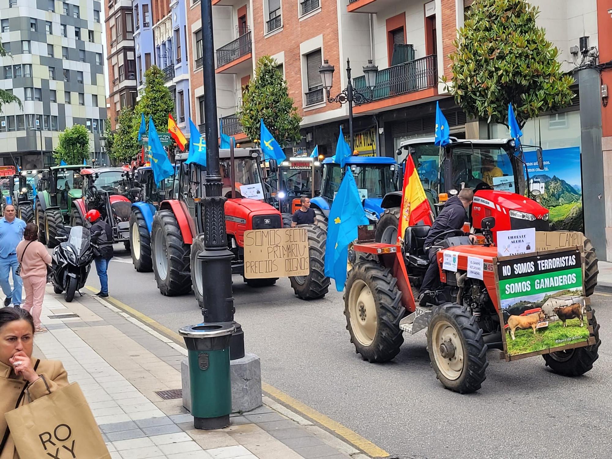 EN IMÁGENES: Así fue la tractorada de protesta del campo asturiano en Oviedo