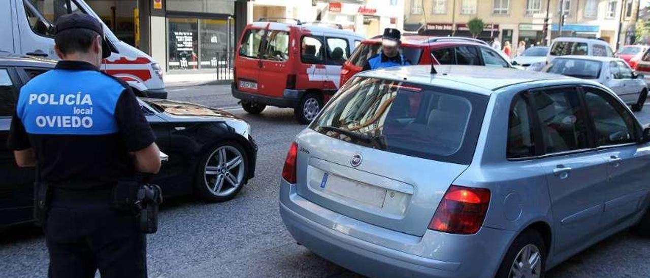 Dos agentes de la Policía Local, durante una actuación en Oviedo.