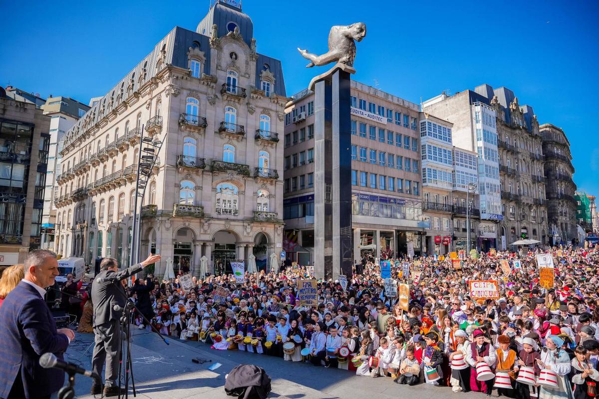 Más de 2.000 escolares toman Vigo con la Reconquistiña