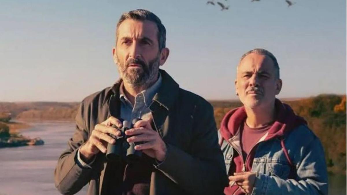 Luis Zahera y Javier Gutiérrez en la película Pájaros, de Pau Durà.