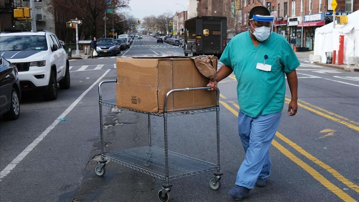 zentauroepp53055841 new york  ny   april 07  a medical worker walks outside of a200408140024