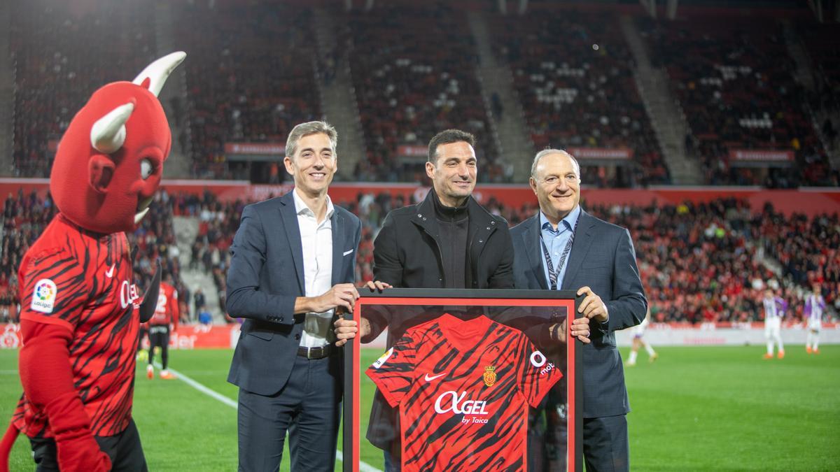 Andy Kohlberg, junto a Lionel Scaloni y Alfonso Díaz, el sábado en el homenaje al seleccionador argentino.