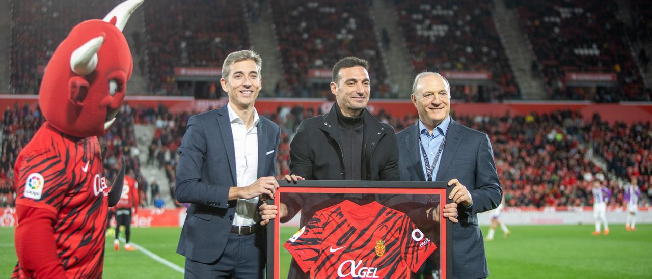 Andy Kohlberg, junto a Lionel Scaloni y Alfonso Díaz, el sábado en el homenaje al seleccionador argentino.