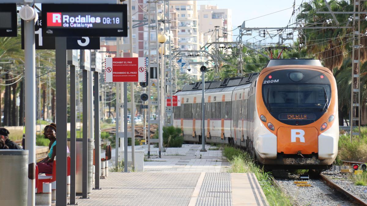 Un tren de Rodalies sortint de l&#039;estació de Mataró en sentit Arenys