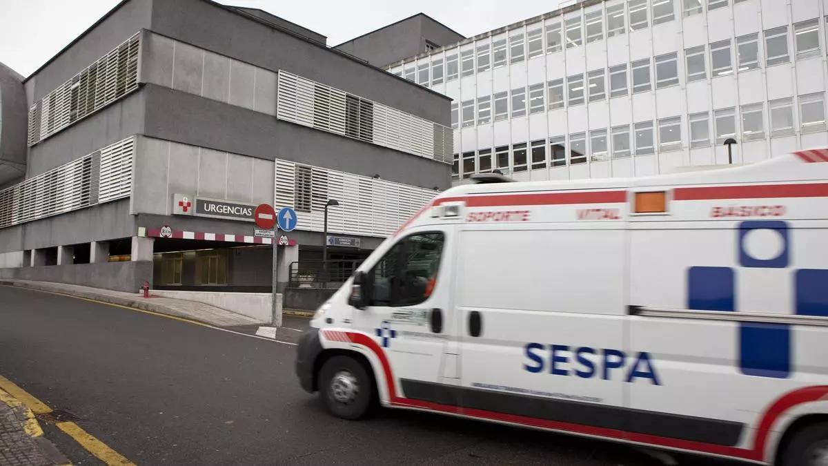 Una ambulancia llegando al Hospital de Cabueñes, en una imagen de archivo.