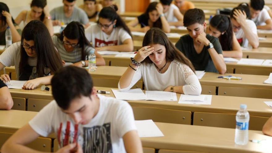 Alumnos en una prueba de la EBAU.