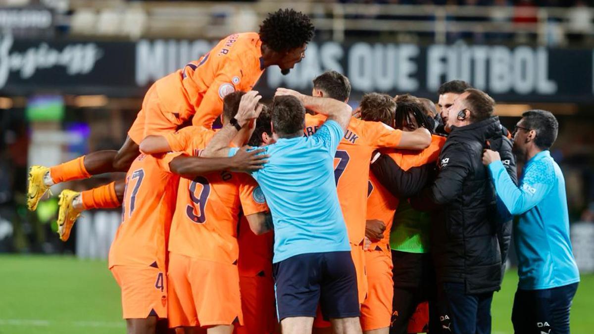 Los jugadores del Valencia celebran el gol de Gayà en cartagonova
