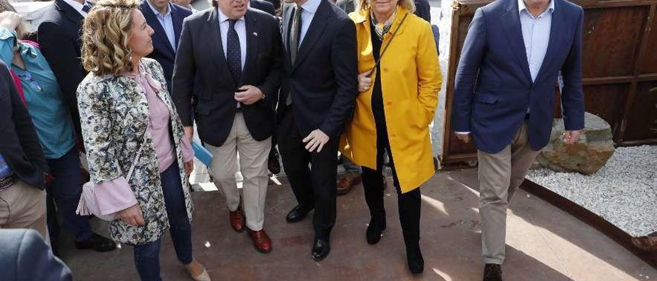 Por la izquierda, Teresa Mallada, Alberto López-Asenjo, Pablo Casado, Mercedes Fernández y Mariano Marín, durante la última visita a Gijón del presidente nacional del PP.