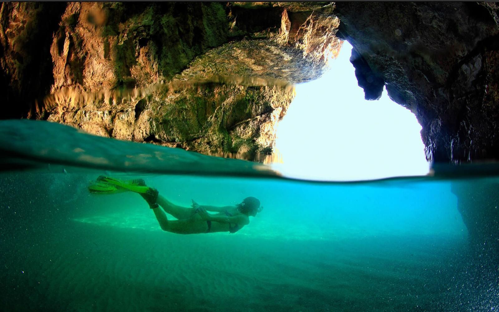 Los lugareños conocen la Cova del Llop Marí como la 'cueva del lobo marino' en honor a los antiguos visitantes de sus aguas.