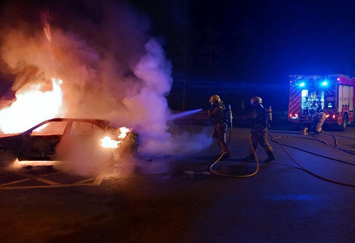 Bombers intervenint amb el vehicle en flames