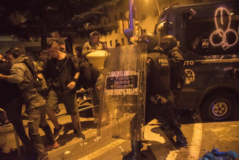 Càrregues i contenidors cremats al centre de Manresa al final de la protesta a la caserna