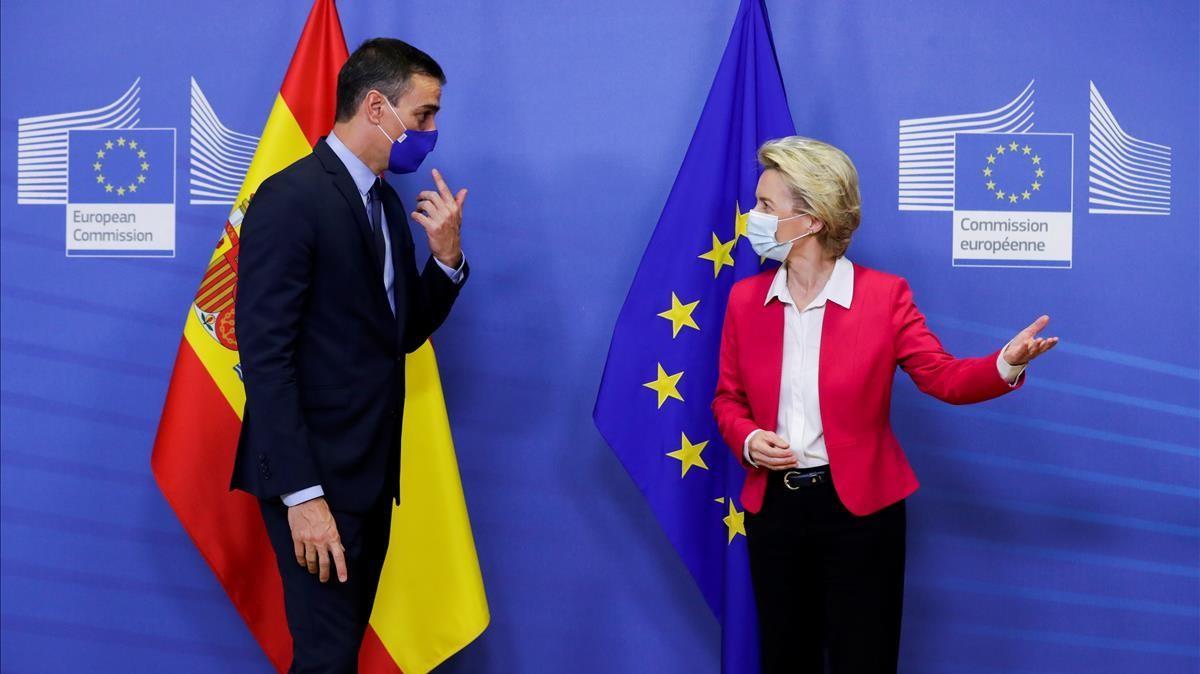 Spanish Primer Minister Pedro Sanchez is welcomed by European Commission President Ursula Von Der Leyen ahead of a meeting  in Brussels  Belgium September 23  2020  Olivier Hoslet Pool via REUTERS
