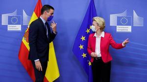 Spanish Primer Minister Pedro Sanchez is welcomed by European Commission President Ursula Von Der Leyen ahead of a meeting  in Brussels  Belgium September 23  2020  Olivier Hoslet Pool via REUTERS