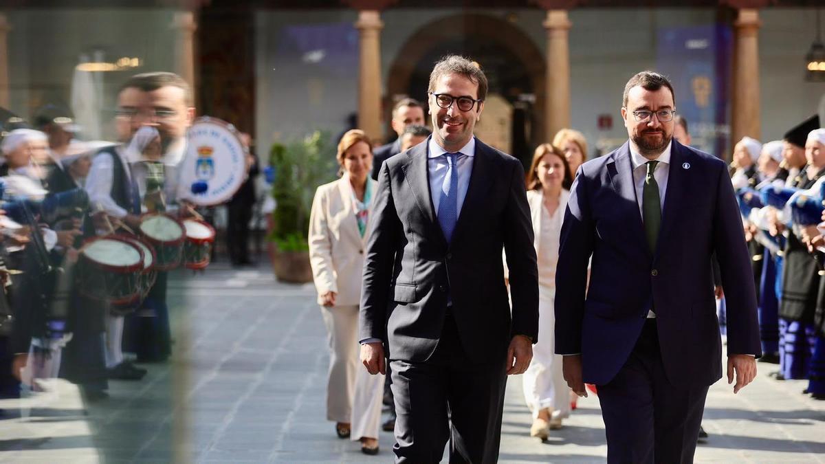 Carlos Cuerpo y Adrián Barbón llegan al hotel Reconquista.