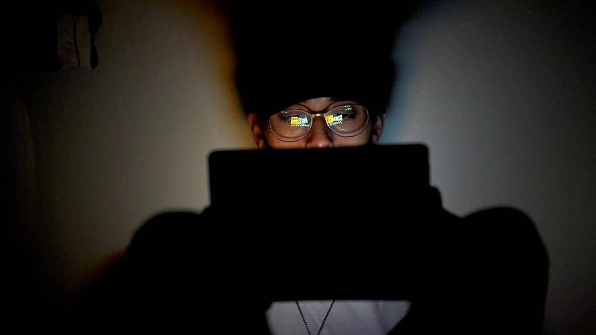 Un joven ve un vídeo porno, en su casa de Madrid.