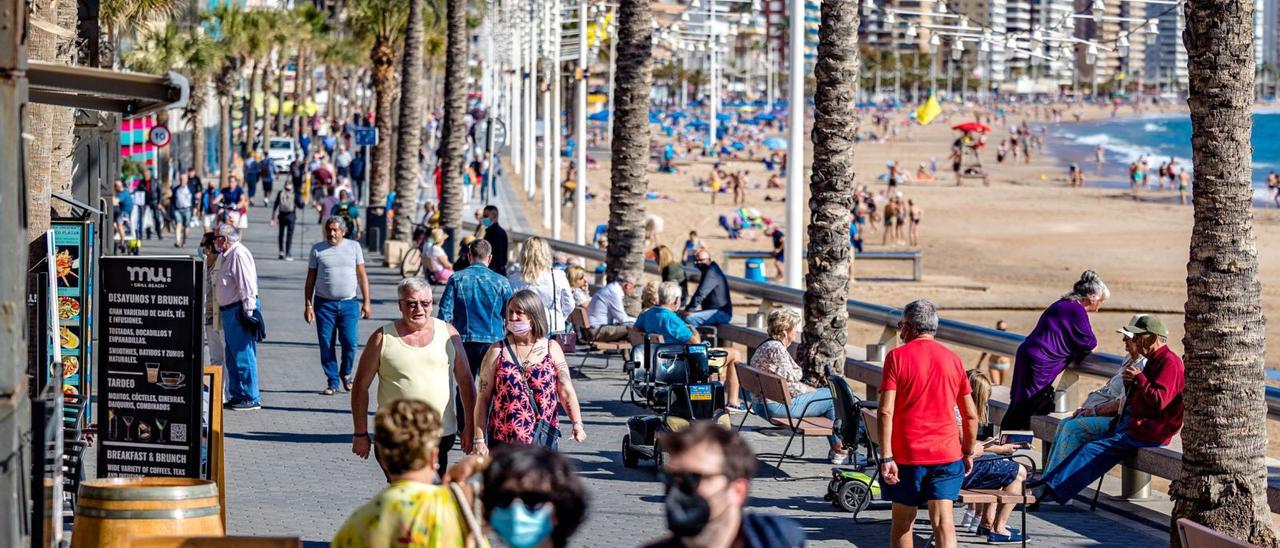 Las calles de la capital turística de la Costa Blanca se llenarán estos días de turistas y vecinos con las Fiestas Mayores Patronales de Benidorm. | DAVID REVENGA