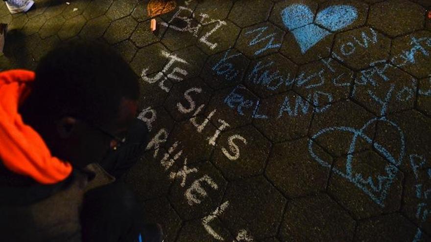 Vigilia en homenaje a las víctimas de los atentados terroristas, en la Place de la Bourse, Bruselas.