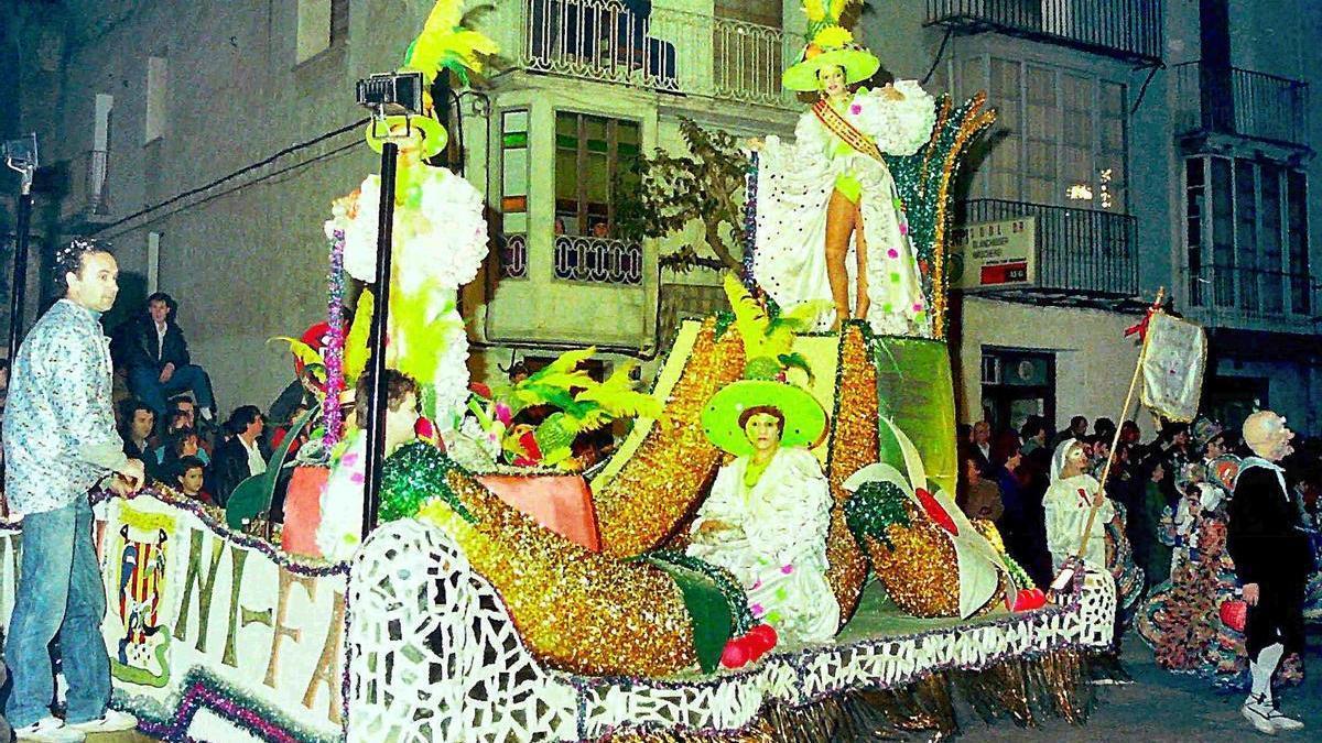 Miembros de la comparsa, en una edición antigua del Carnaval de Vinaròs.