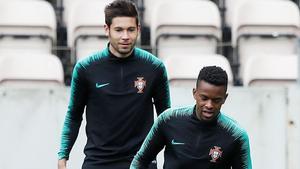 Guerreiro y Semedo, en un entrenamiento con la selección portuguesa previa a la Liga de las Naciones.