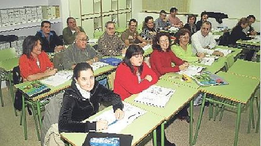 Un aula de formación de personas adultas.