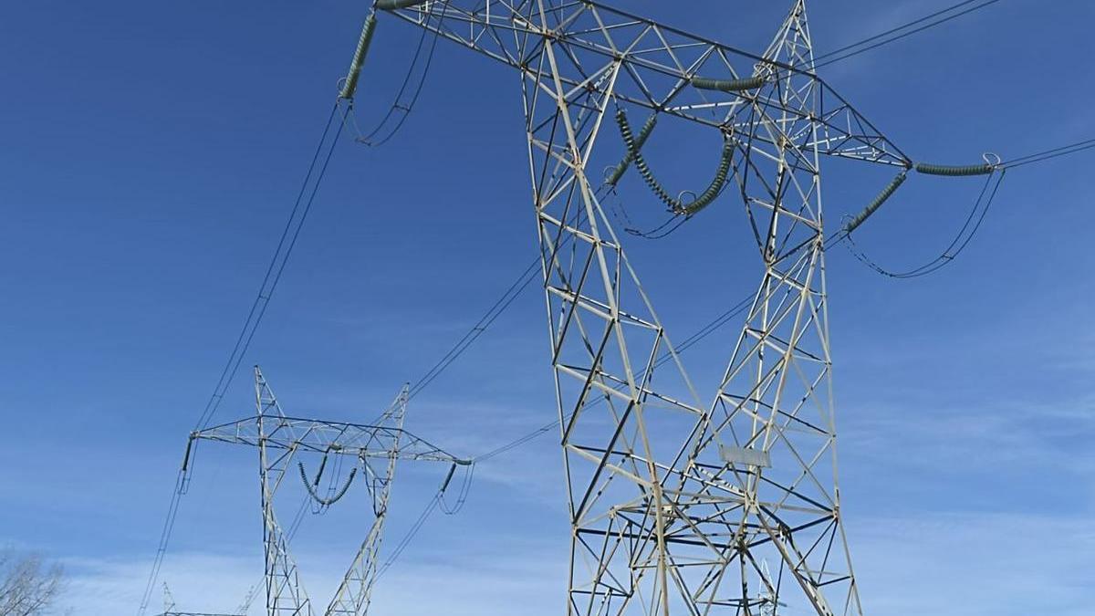 Una torre de la red de transporte de electricidad.