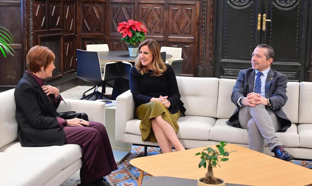 La alcaldesa reunida con Mavi Mestre, rectora de la UV y José Capilla, rector de la UPV