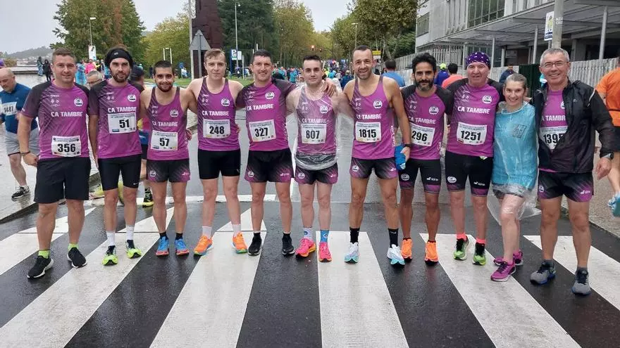 Los atletas calientan en la Avenida de Xoán XXIII