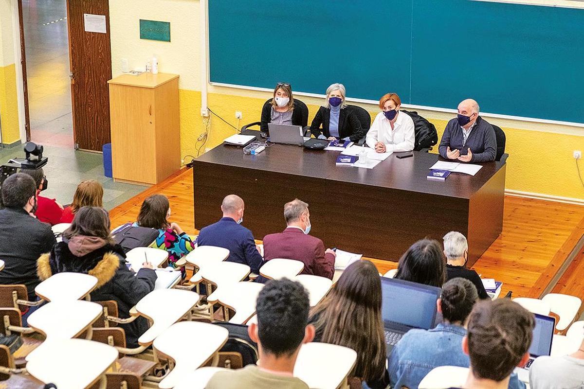 Presentación de Maite Cancelo de ‘Economía Social galega 2020’, izquierda, con Covadonga Toca, Pilar Murias y Xoan Ramón Doldán, en Económicas de la USC. Foto: Gallego