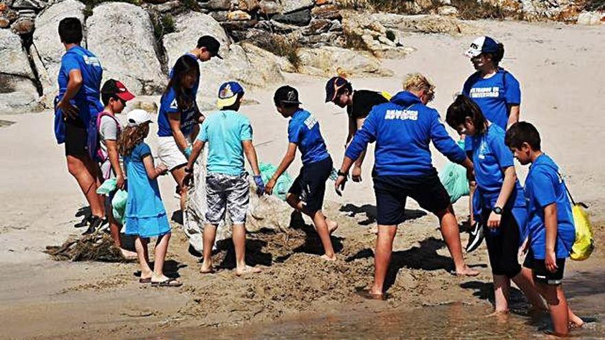 Participantes en la limpieza de playas de Arteixo, ayer, durante la actividad.