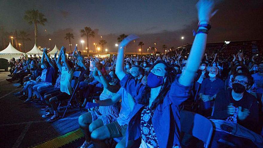 Público sentado durante un concierto en la Marina Sur.