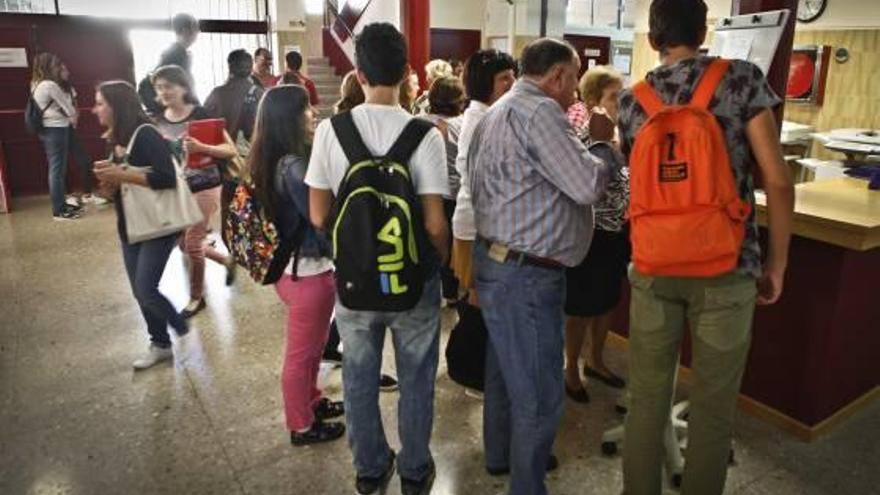 Colas durante el último proceso de matriculación en la Escuela Oficial de Idiomas de Alcoy.