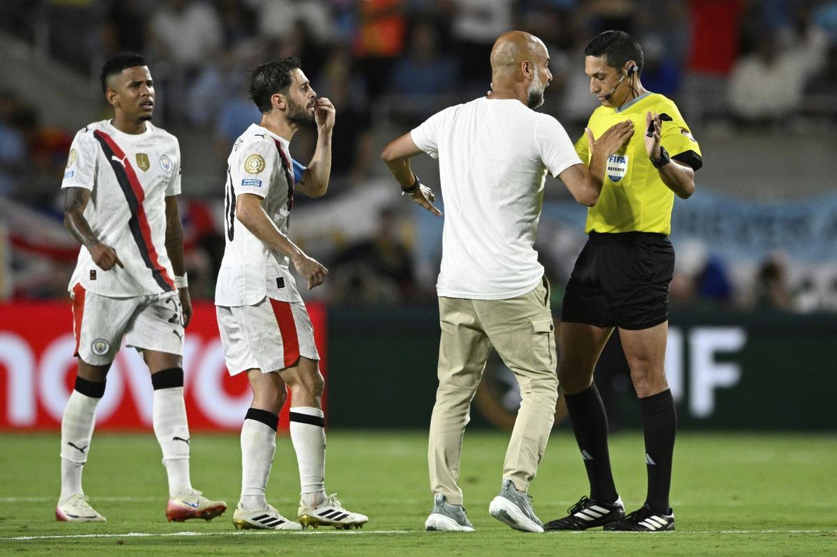 Guardiola y varios jugadores del City protestan una acción de Valenzuela, colegiado del partido contra Al Hilal.