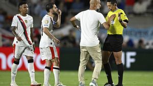 Guardiola y varios jugadores del City protestan una acción de Valenzuela, colegiado del partido contra Al Hilal.