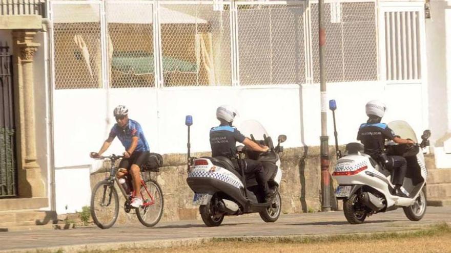 La Policía Local patrulló en moto durante el verano por el paseo marítimo Vilagarcía-Carril. // Noé Parga