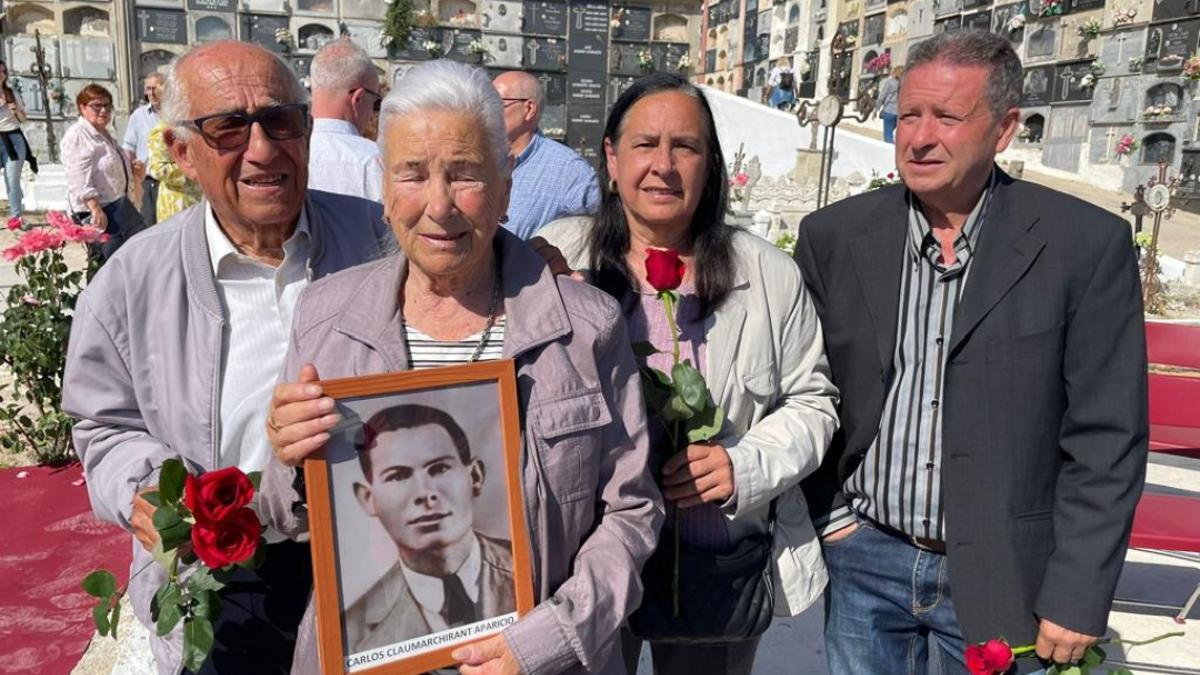 Manuela Claumarchirant Carrion y su familia se emocionan en el rescate de los restos de su padre, Carlos, de una fosa común en Enguera (Valencia) el pasado 29 de abril. Foto cedida por la familia