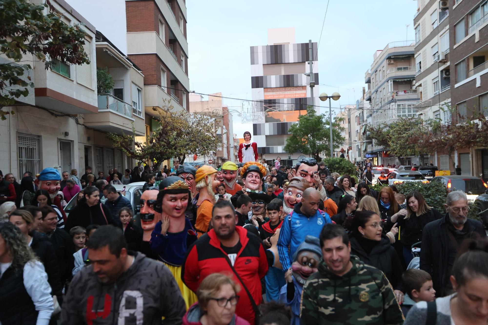 Llegan Lilí, El Lobo, El Ogro, la Serafina y el Ora Por Nobis. Es la Charamita. Es fiesta en Torrevieja