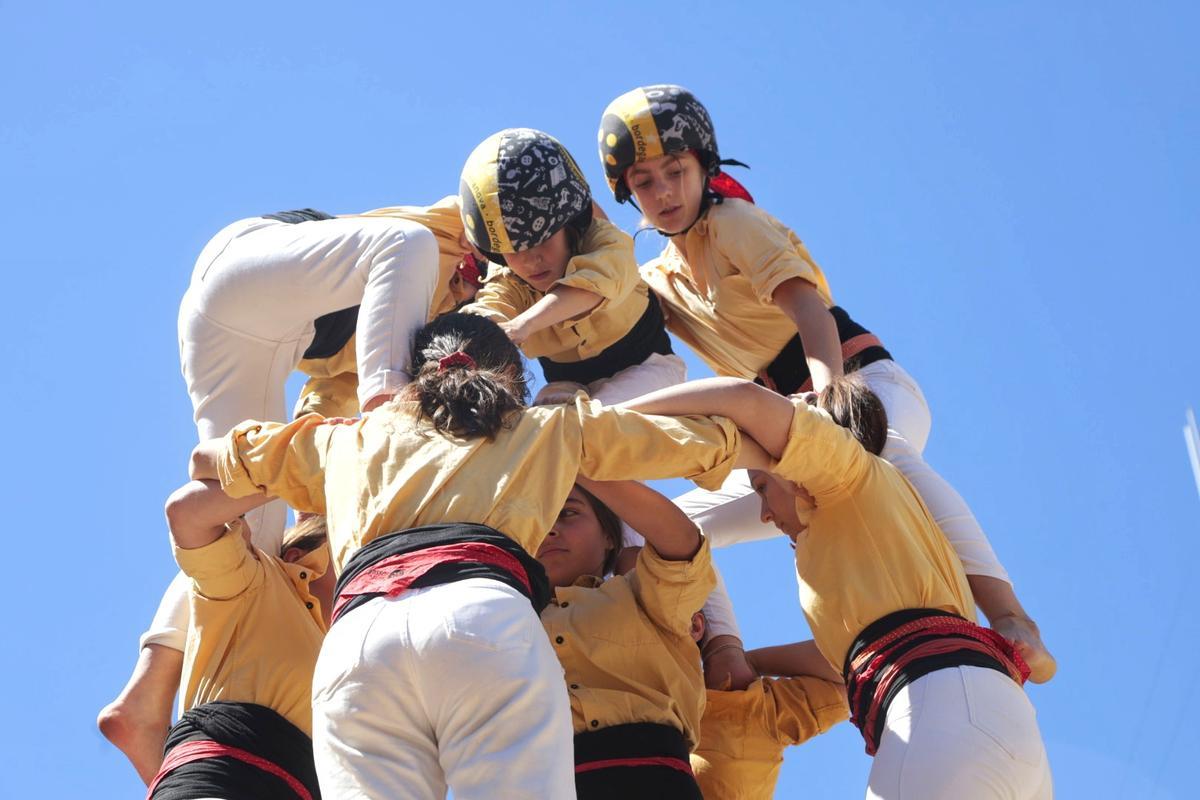 Els 'castells' dels Bordegassos de Vilanova i la Geltrú toman las calles de Vila-real