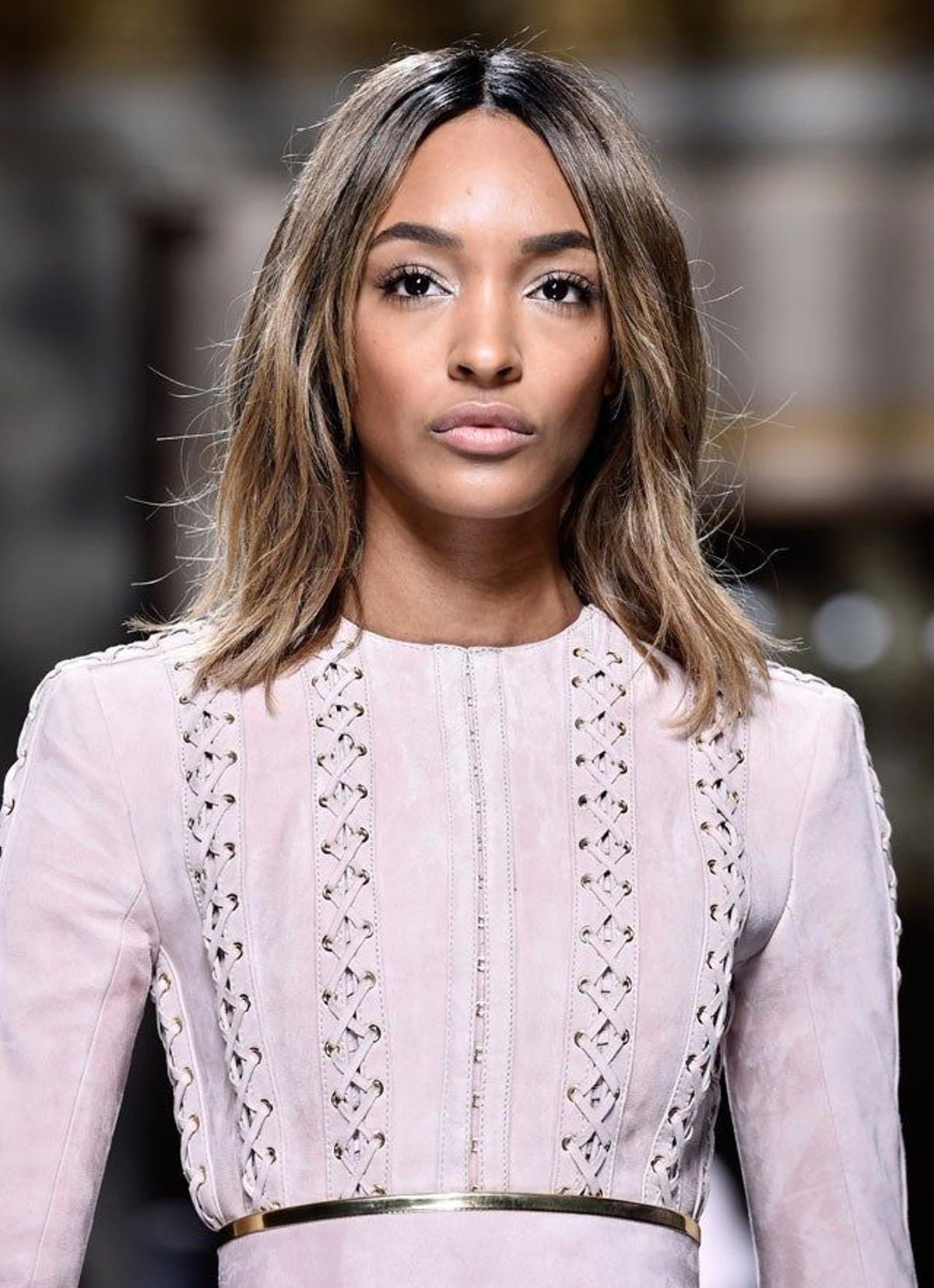 Jourdan Dunn, con un tono de pelo más claro en el desfile de Balmain.