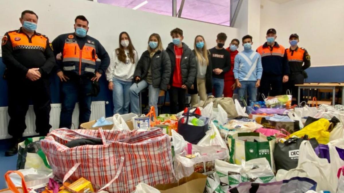 Alumnos del Liceo Francés y miembros de Protección Civil, con parte de lo recogido. | INFORMACIÓN