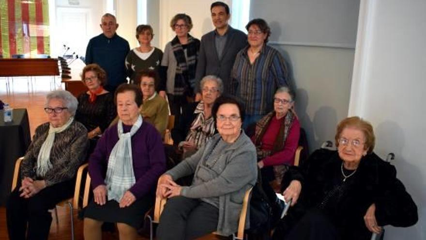 Vuit de les protagonistes del documental, amb l&#039;alcalde i membres de l&#039;equip productor, entre ells la directora, Amàlia Feixas (dempeus, primera per la dreta), i Iolanda Perich (de peu, segona per l&#039;esquerra).