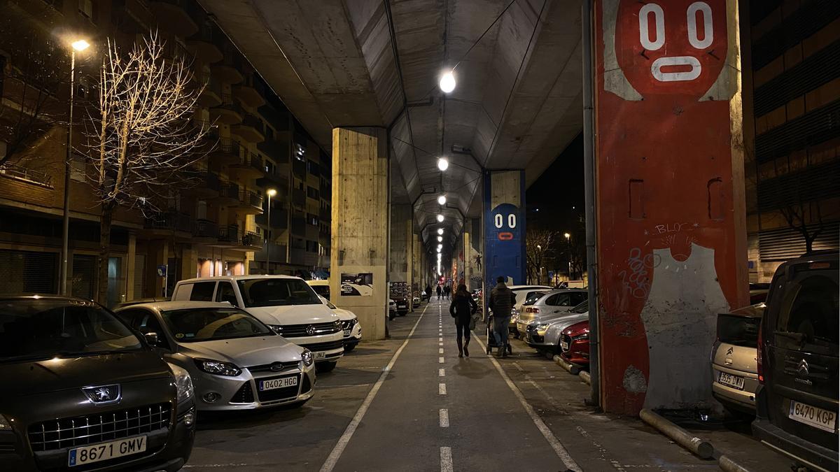 Vianants passejant pel carrer Bonastruc de Porta de Girona, de nit.